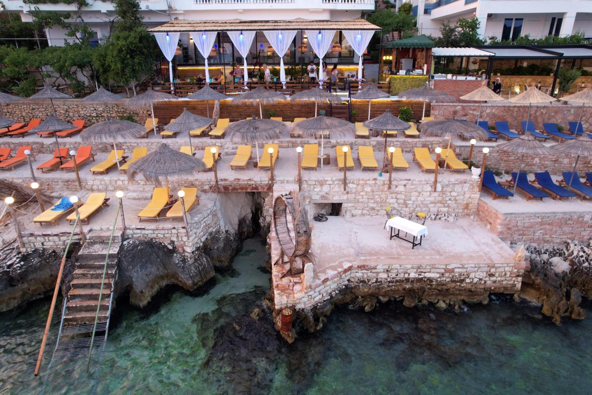 Nili Deluxe Hotell Sarandë Exteriör bild