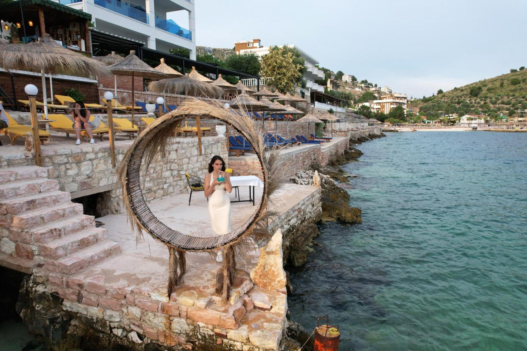 Nili Deluxe Hotell Sarandë Exteriör bild