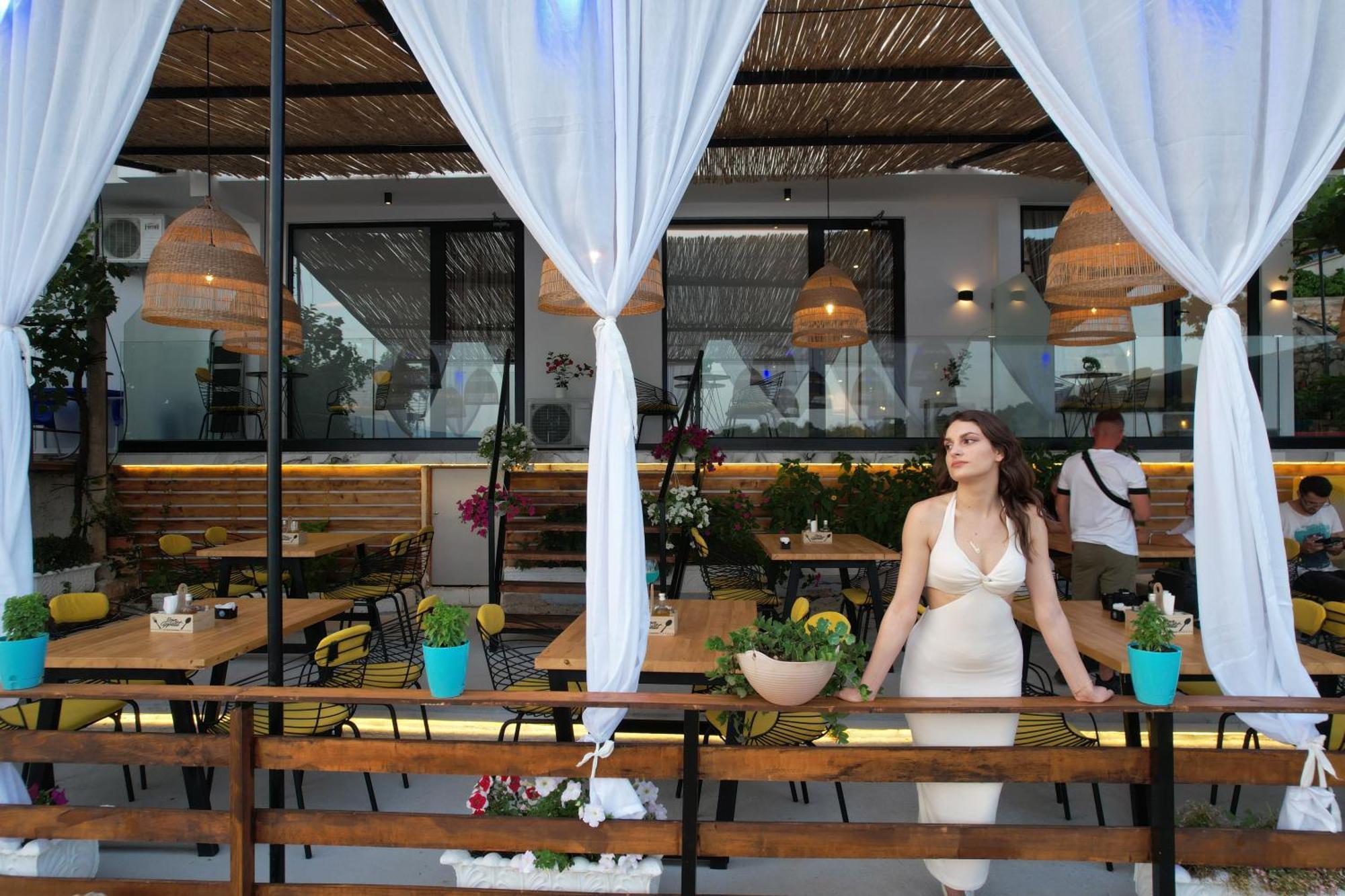Nili Deluxe Hotell Sarandë Exteriör bild