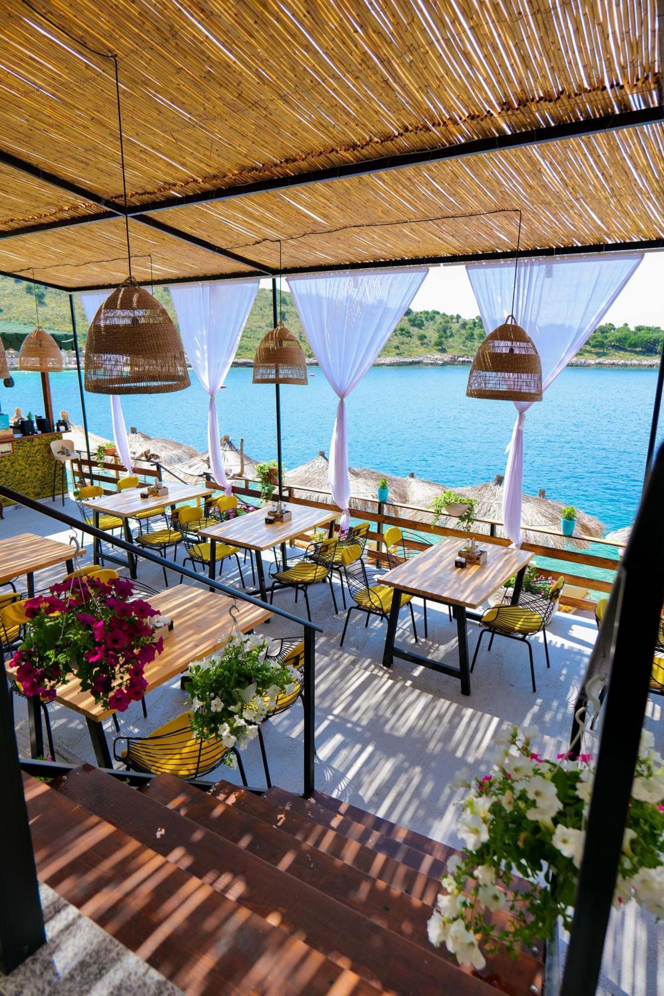 Nili Deluxe Hotell Sarandë Exteriör bild