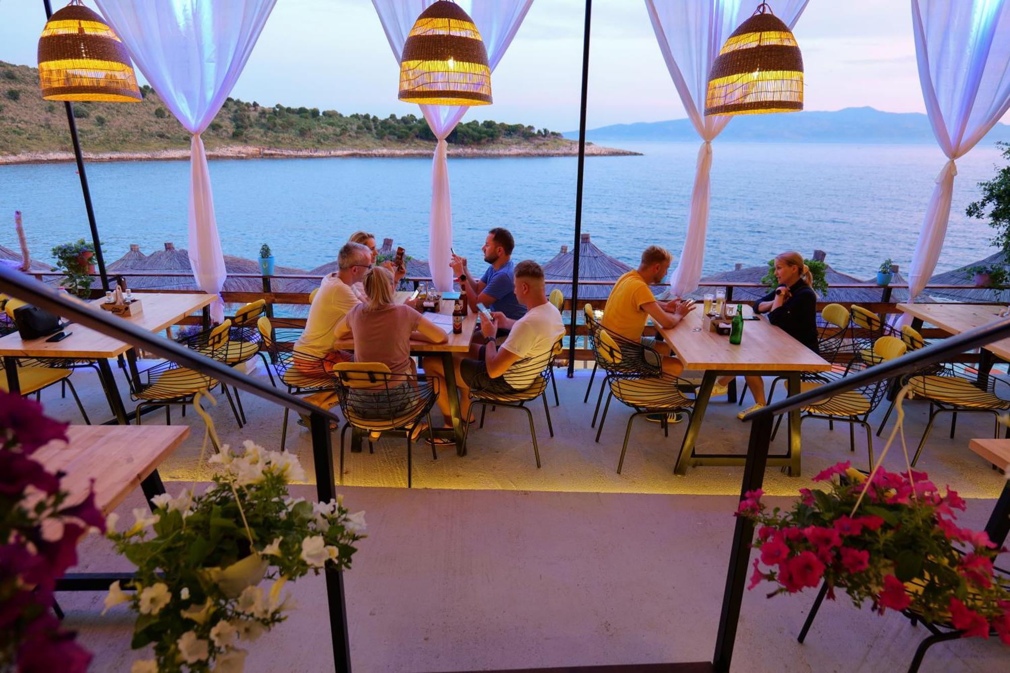 Nili Deluxe Hotell Sarandë Exteriör bild
